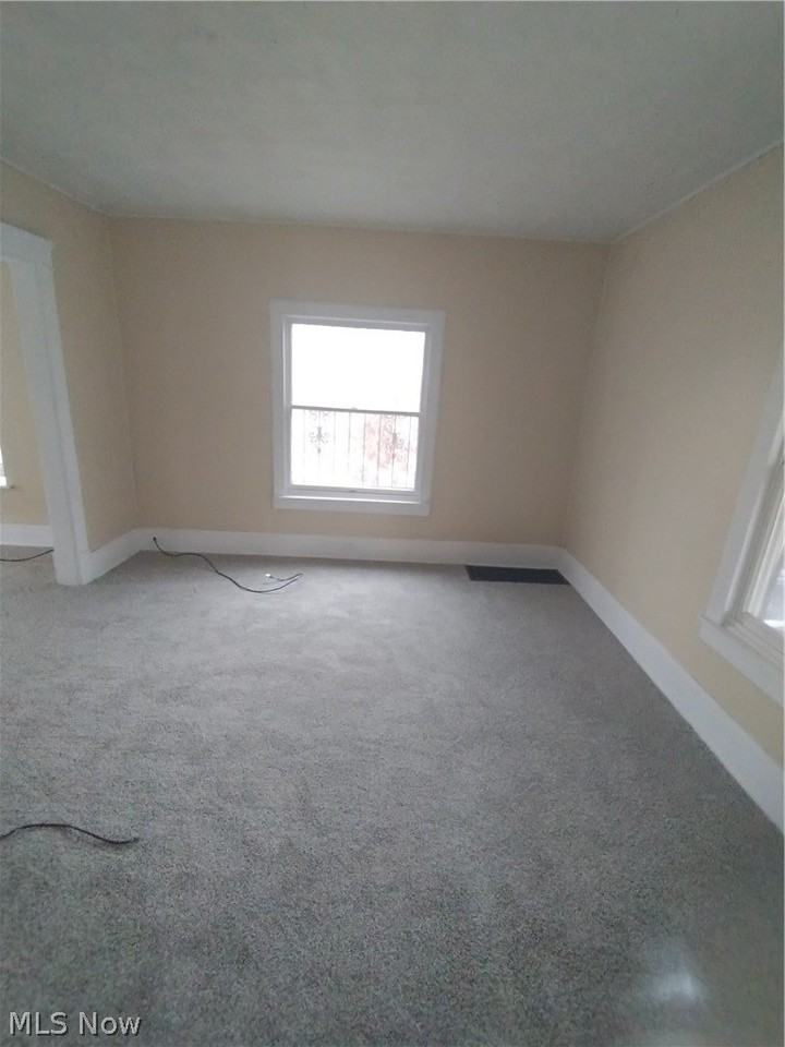 660 4th St Sw - Photo 4 of 11