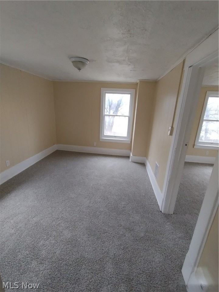 660 4th St Sw - Photo 6 of 11