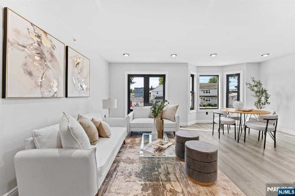 51 Bedford Ave #2B - Photo 3 of 17