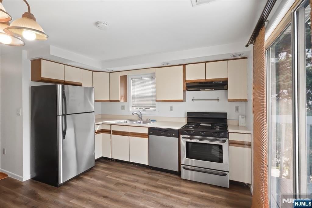 626 Chancellor Ave - Photo 5 of 13