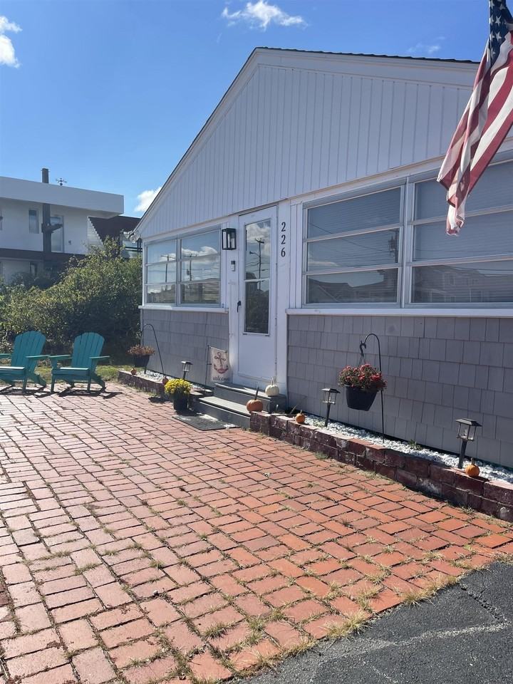 226 Ocean Blvd - Photo 3 of 24