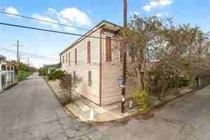 featured image of 3621 Burgundy St