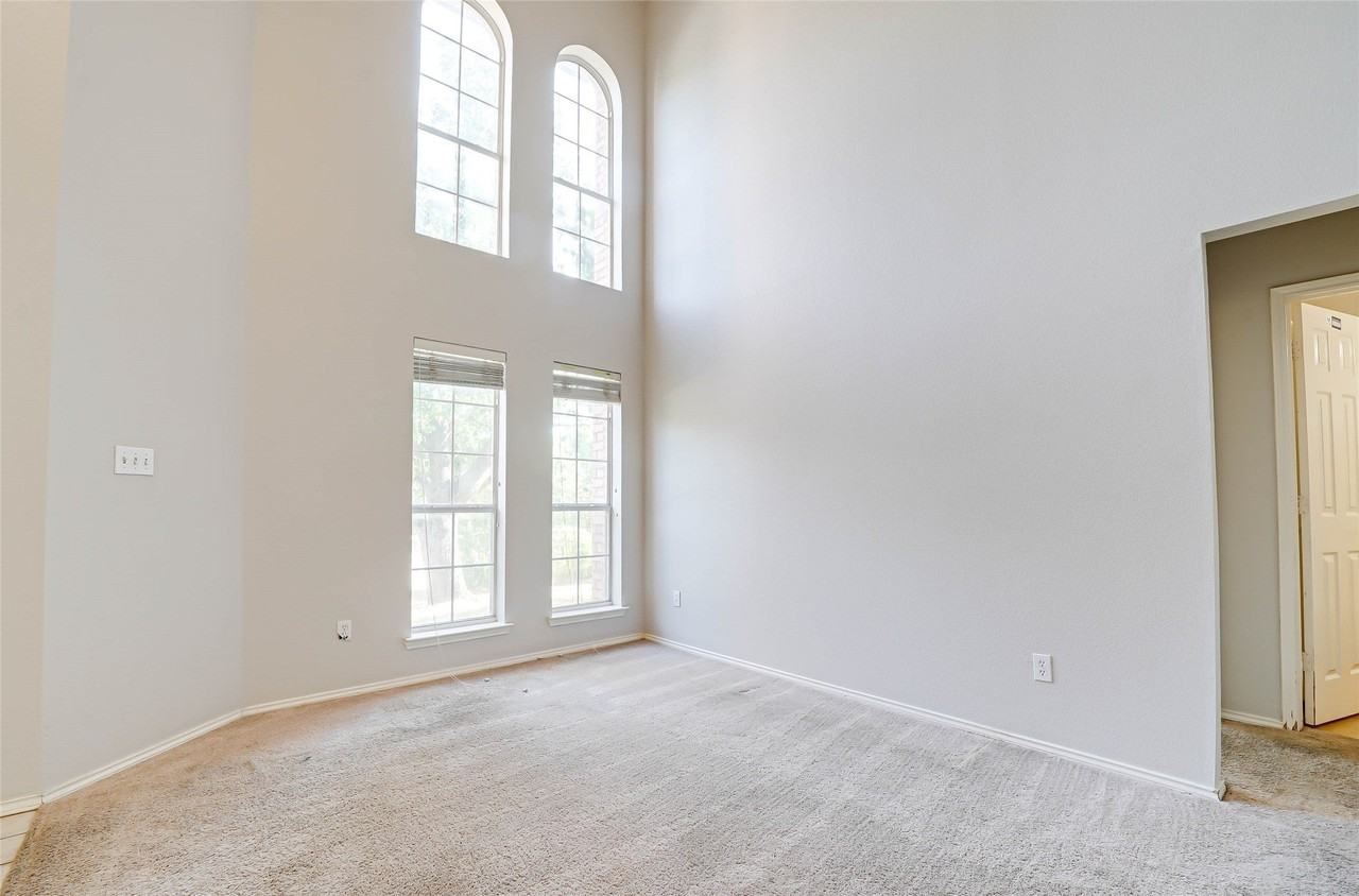 5008 Vineyard Ln - Photo 4 of 21
