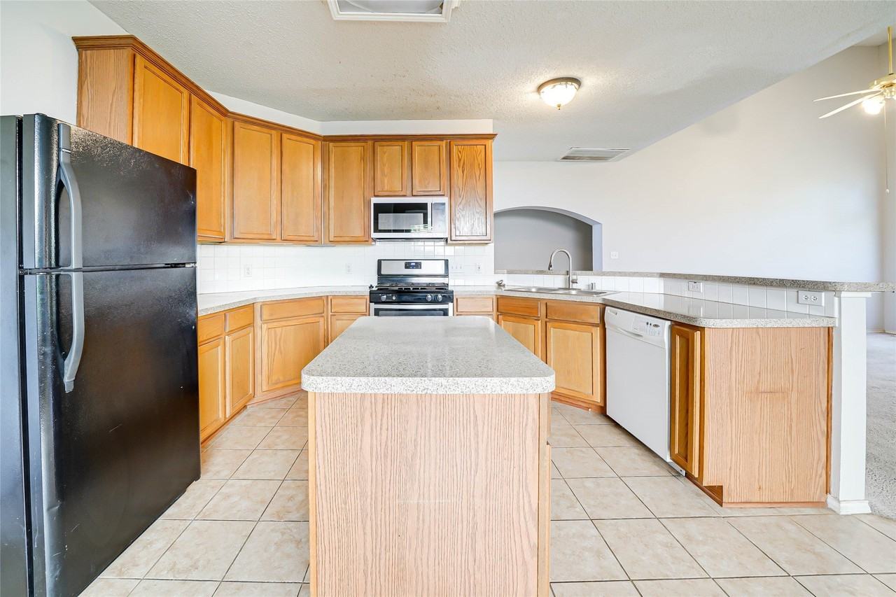 5008 Vineyard Ln - Photo 5 of 21