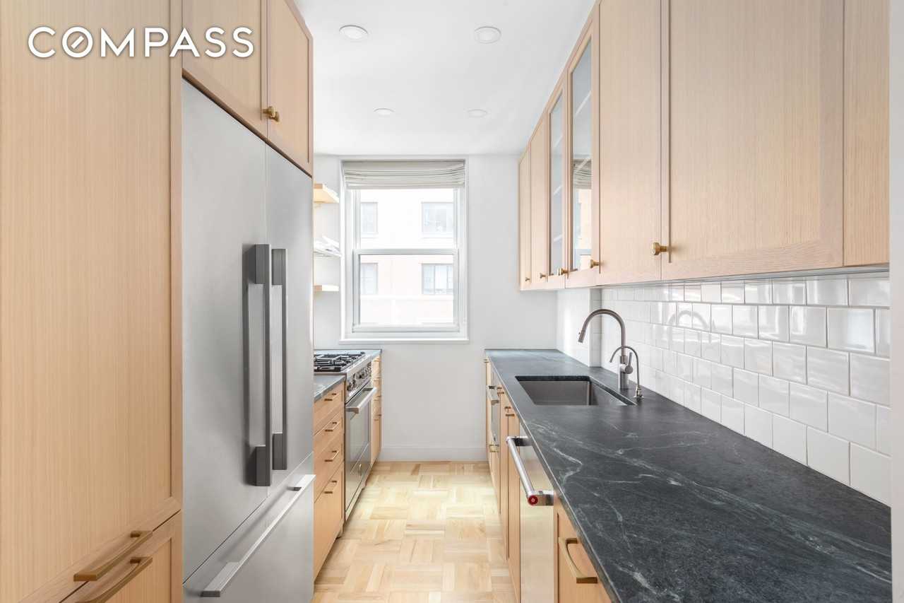 63 E 9th St #6H - Photo 4 of 10