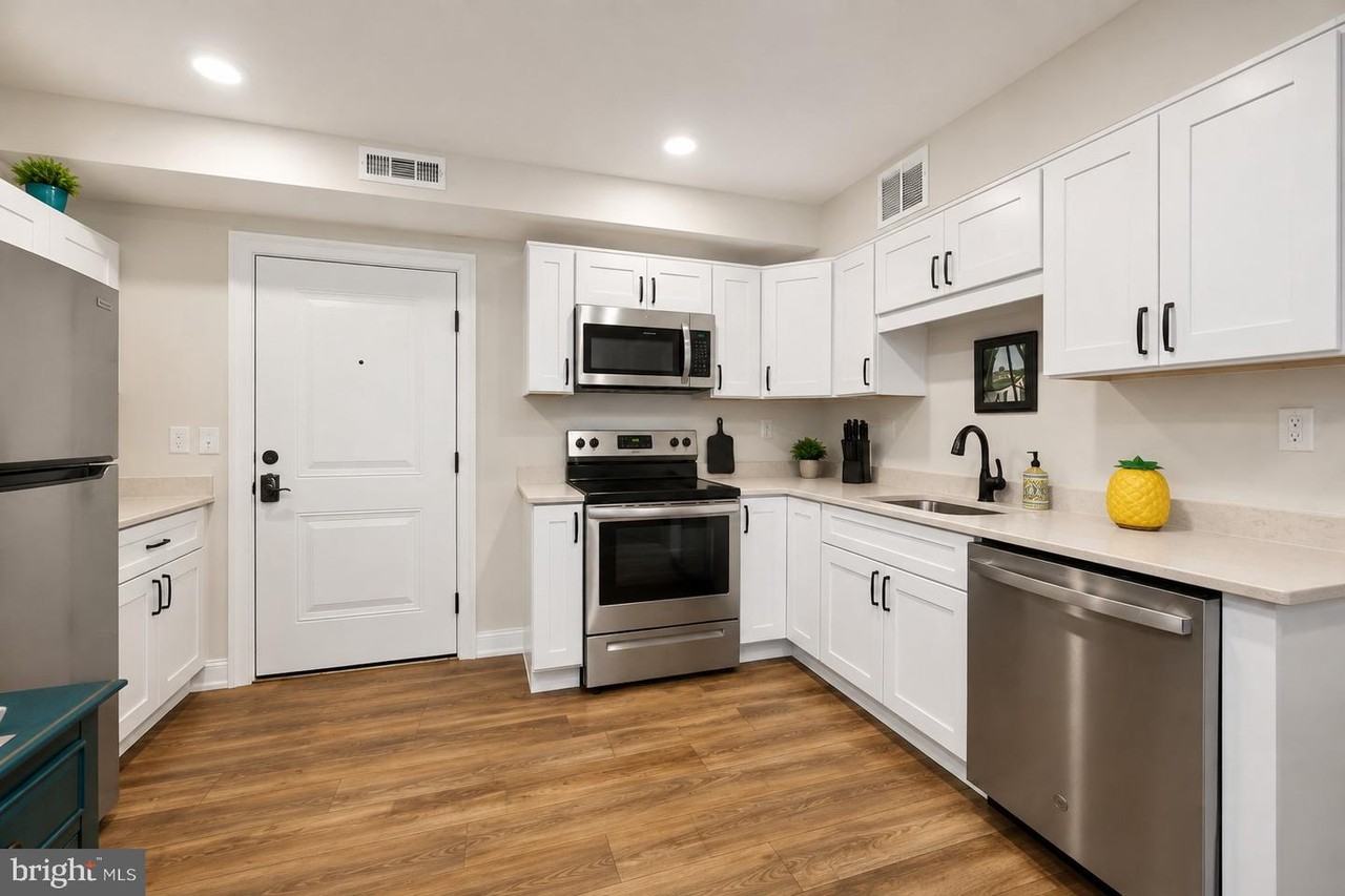 241 Bridge St - Photo 4 of 17
