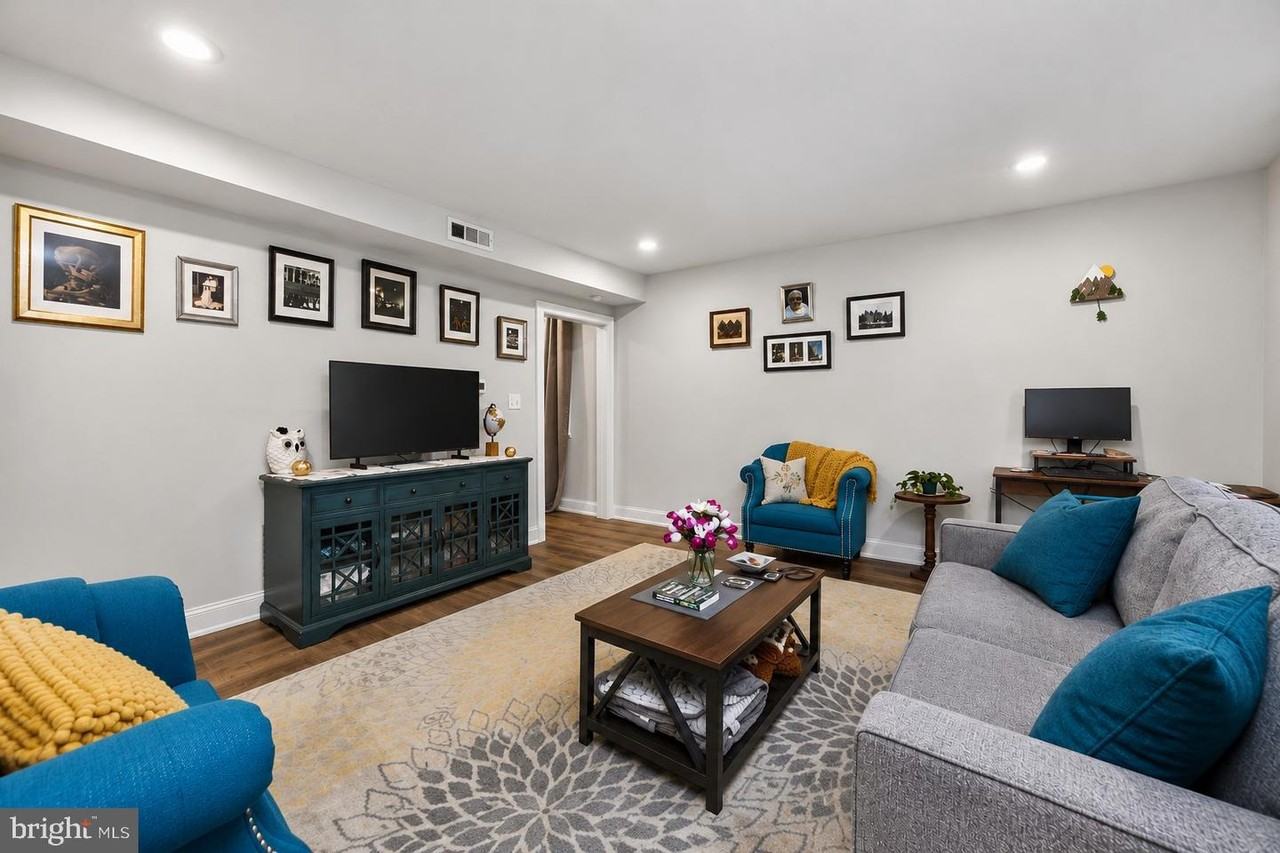 241 Bridge St - Photo 7 of 17