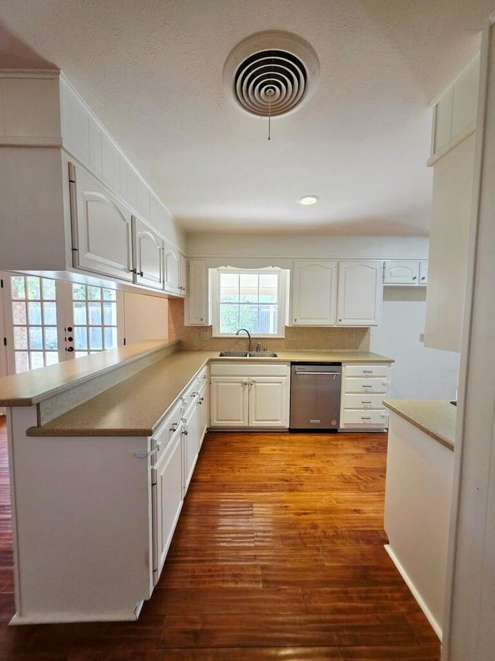3205 Seaboard Ave - Photo 7 of 20