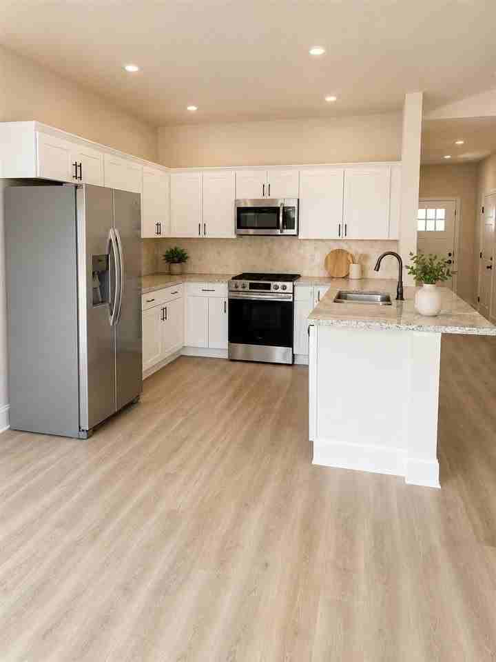 223 Marley St - Photo 3 of 9