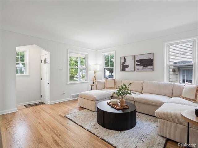 1027 S Wilson Ave - Photo 5 of 34
