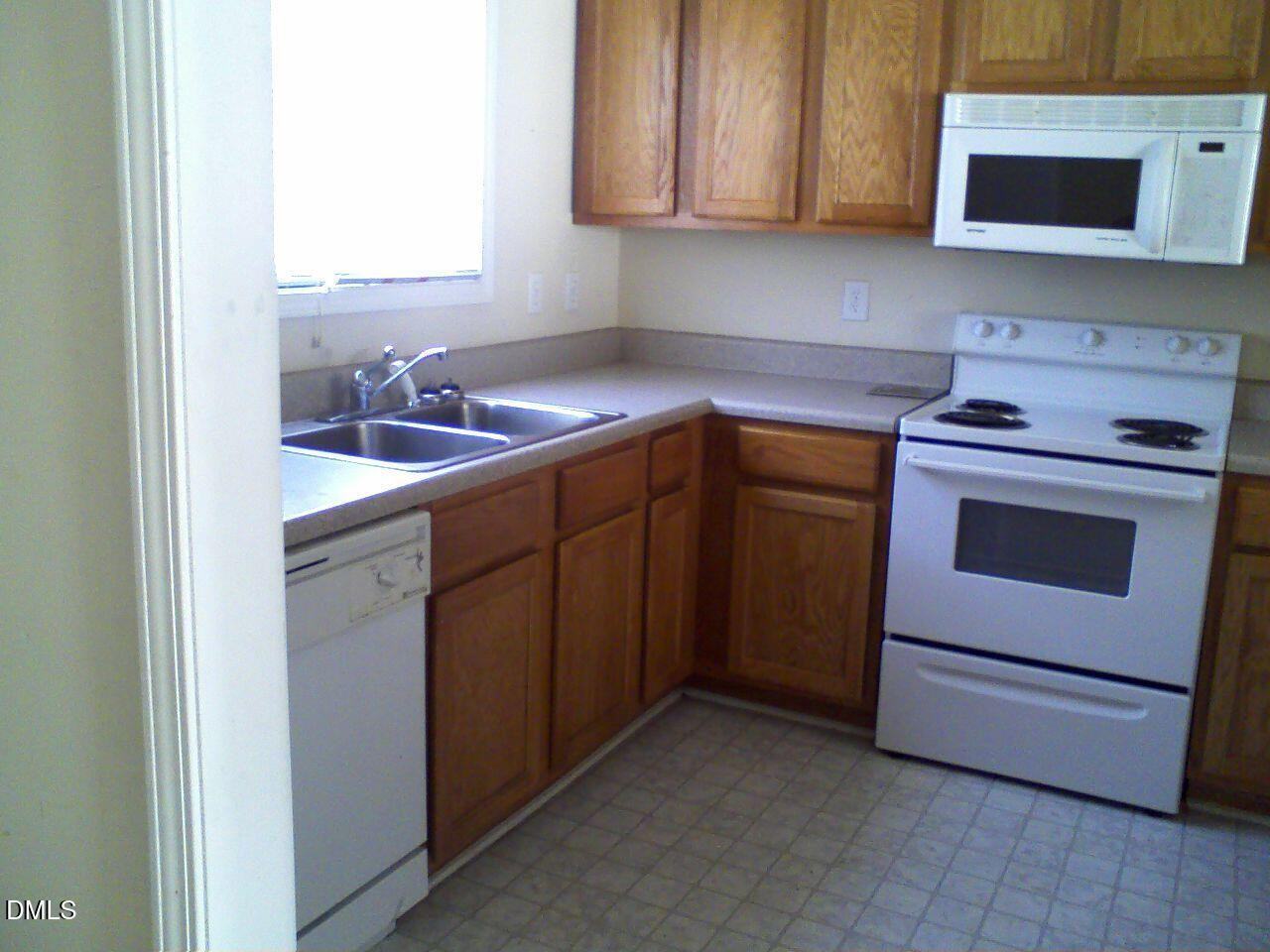 2826 Ashe St - Photo 3 of 10