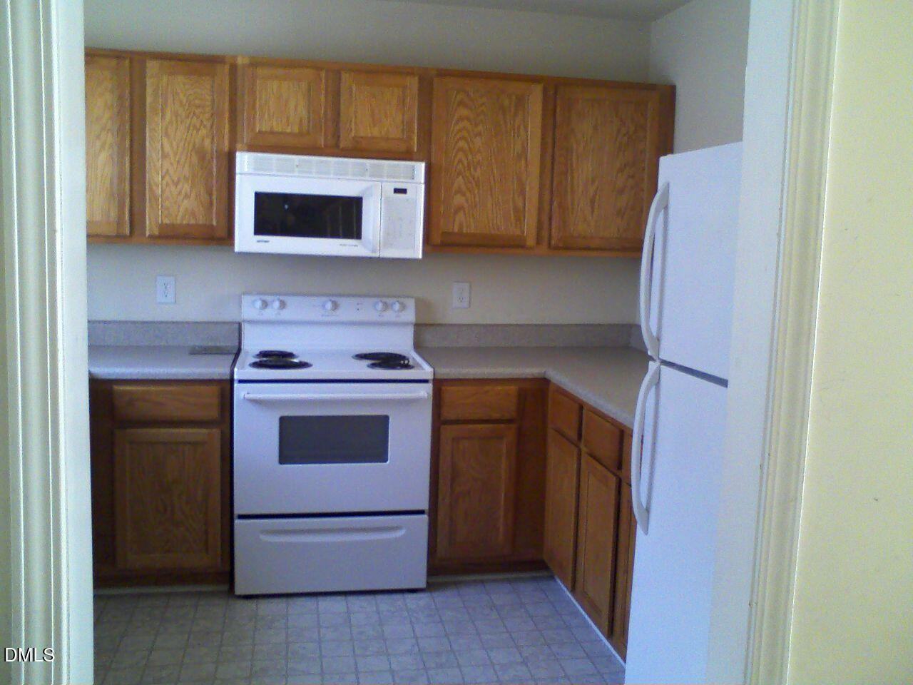 2826 Ashe St - Photo 4 of 10