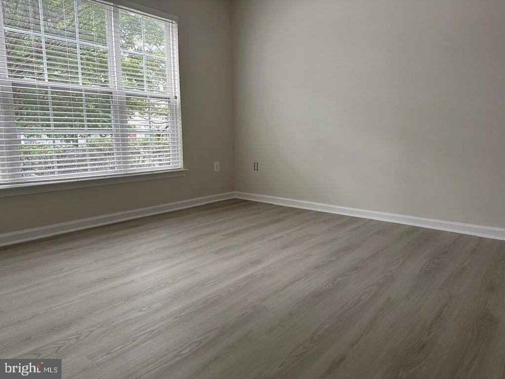1310 Saunders Dr - Photo 5 of 30