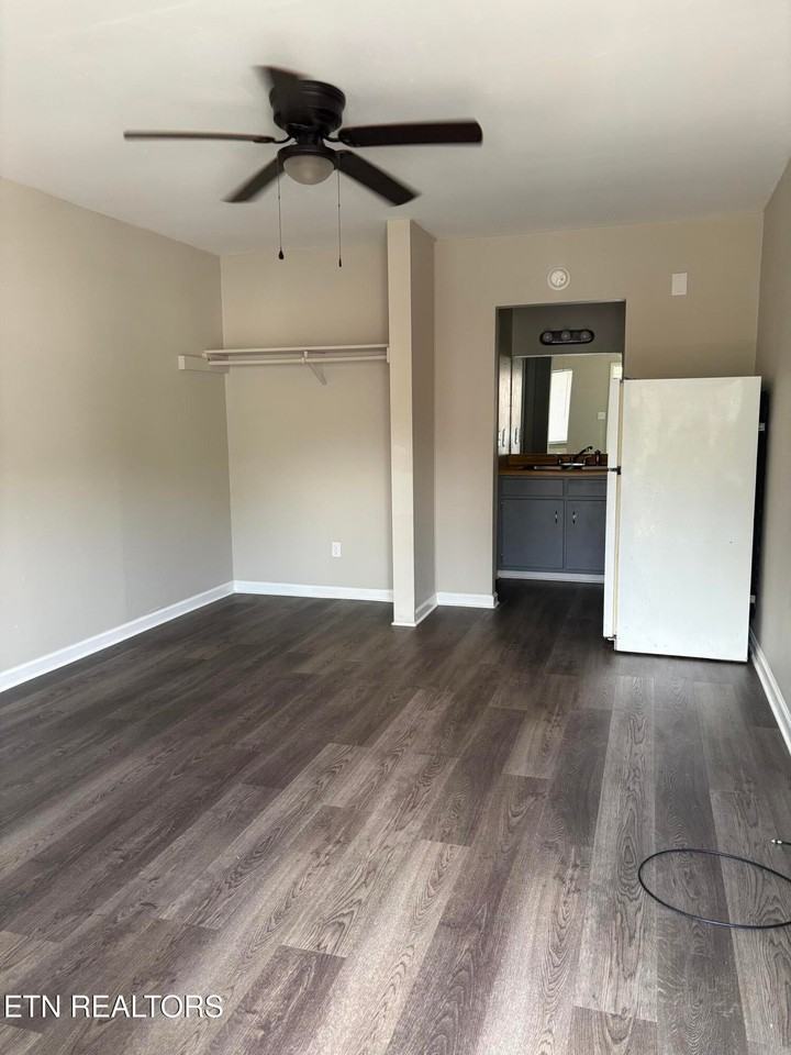 215 E Race St - Photo 2 of 4