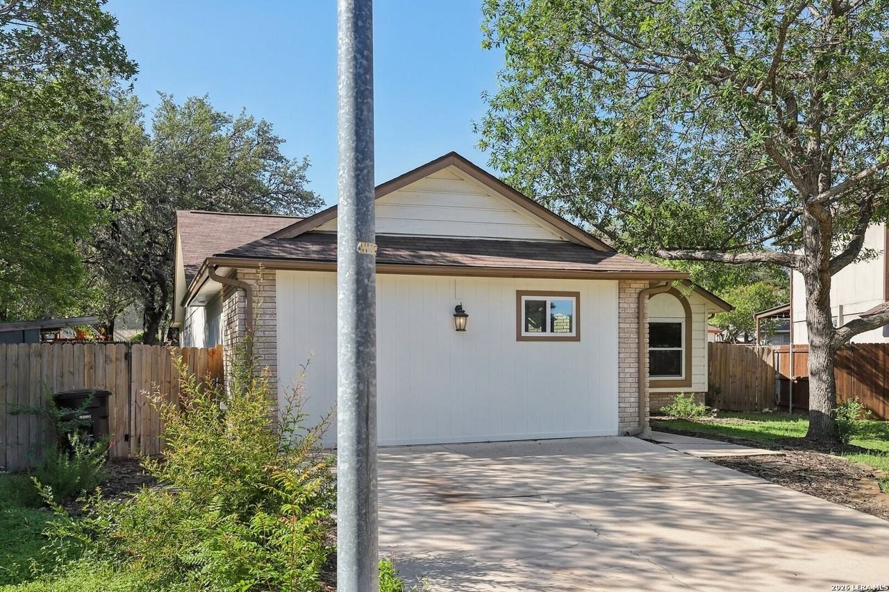 13802 Laurel Hollow Dr - Photo 4 of 48