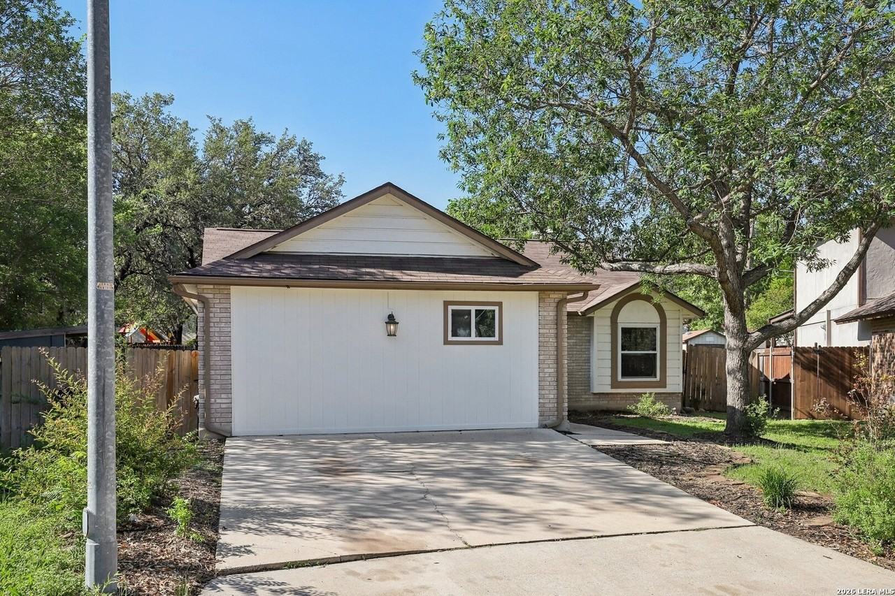13802 Laurel Hollow Dr - Photo 5 of 48