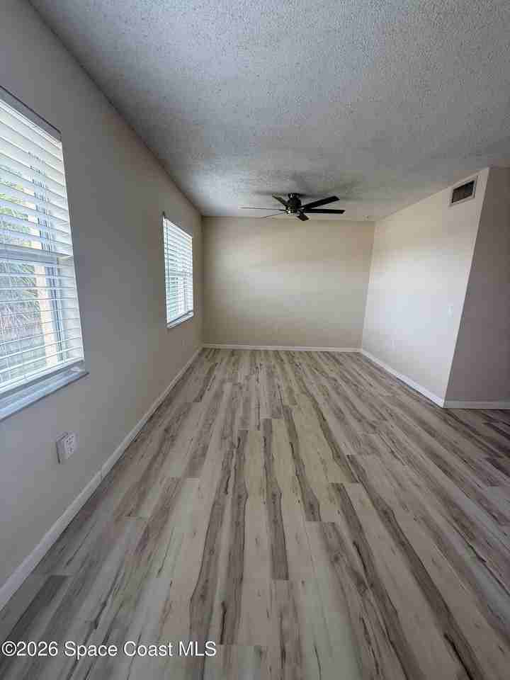 837 Hickory St #4 - Photo 3 of 11