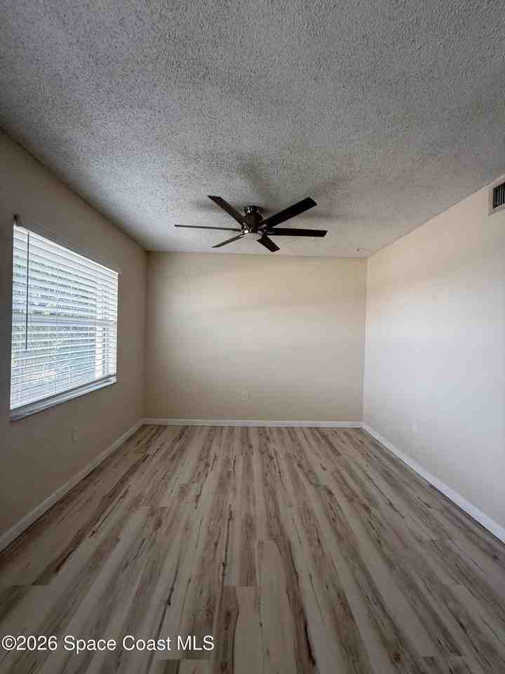 837 Hickory St #4 - Photo 4 of 11
