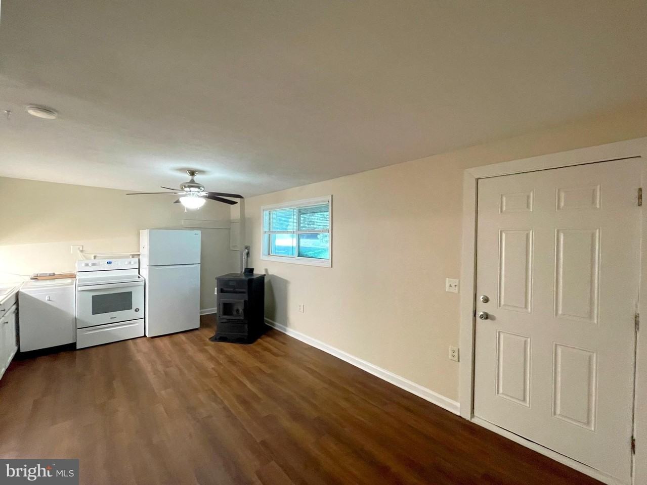 407 Clubhouse Dr - Photo 2 of 13