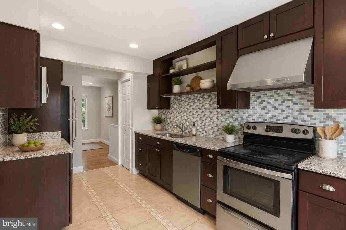 8579 Harvest View Ct - Photo 3 of 14