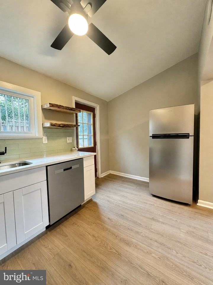 212 William St - Photo 3 of 18