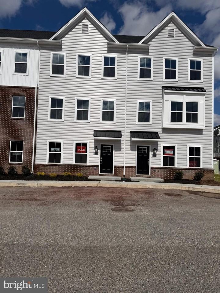 39 E Front St - Photo 2 of 50