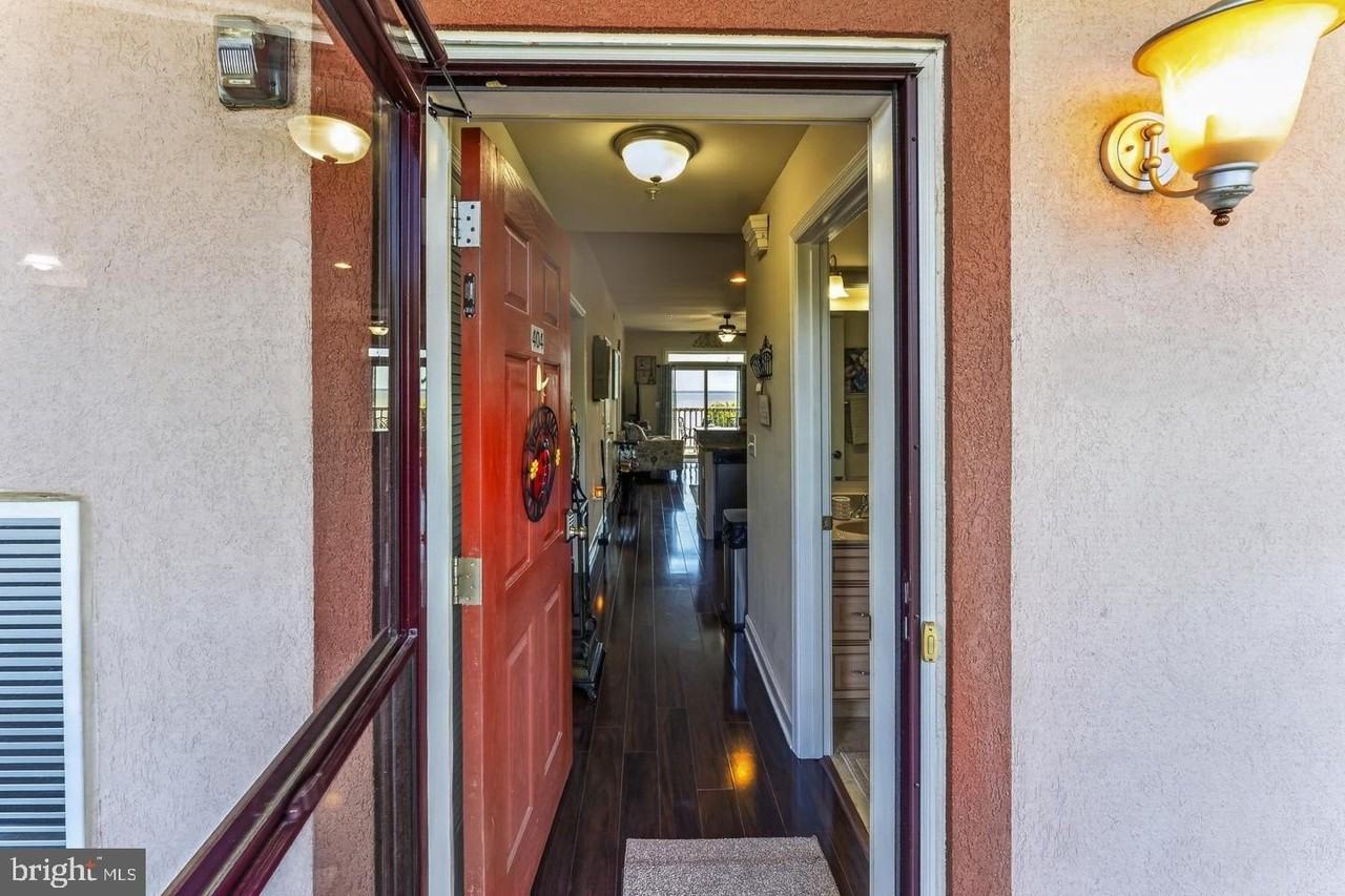 103 Irving Ave N #404 - Photo 6 of 37