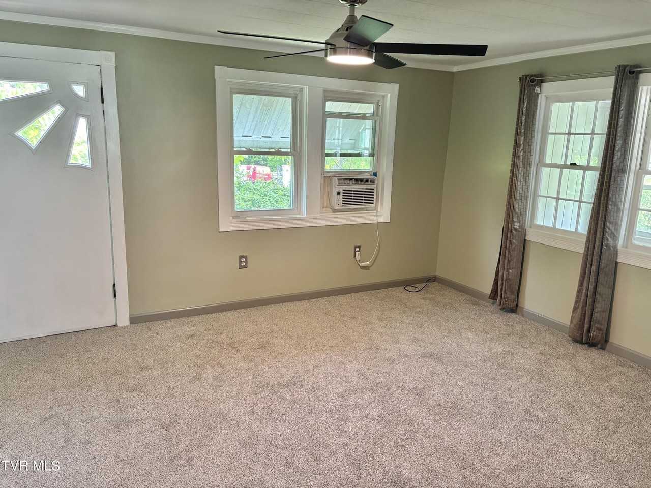 137 Kinley Dr - Photo 6 of 15