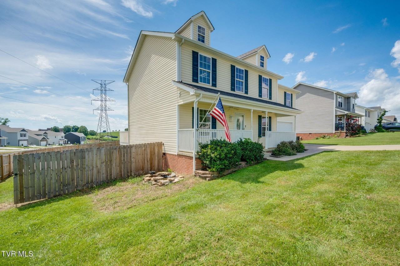 2201 Fox Meadows Cir - Photo 2 of 32