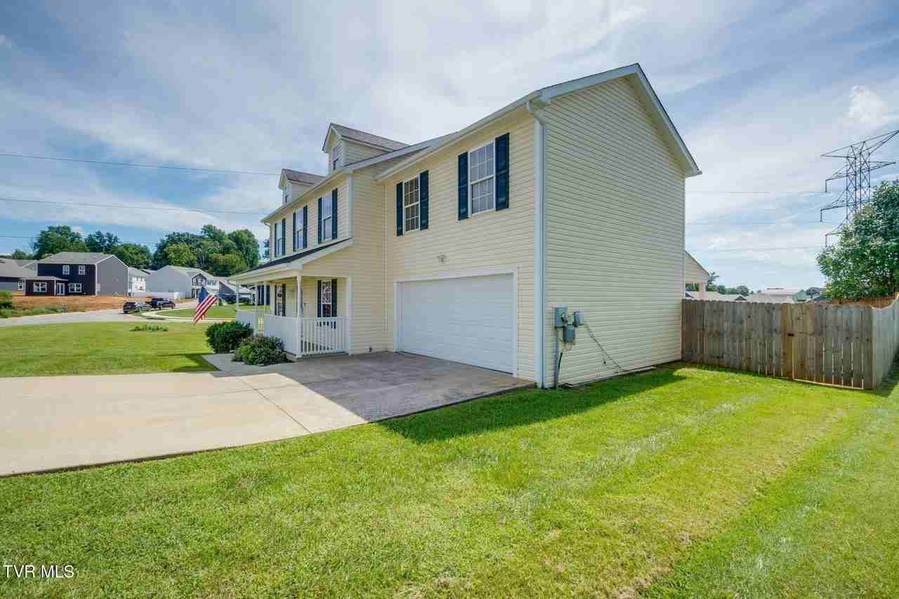 2201 Fox Meadows Cir - Photo 3 of 32
