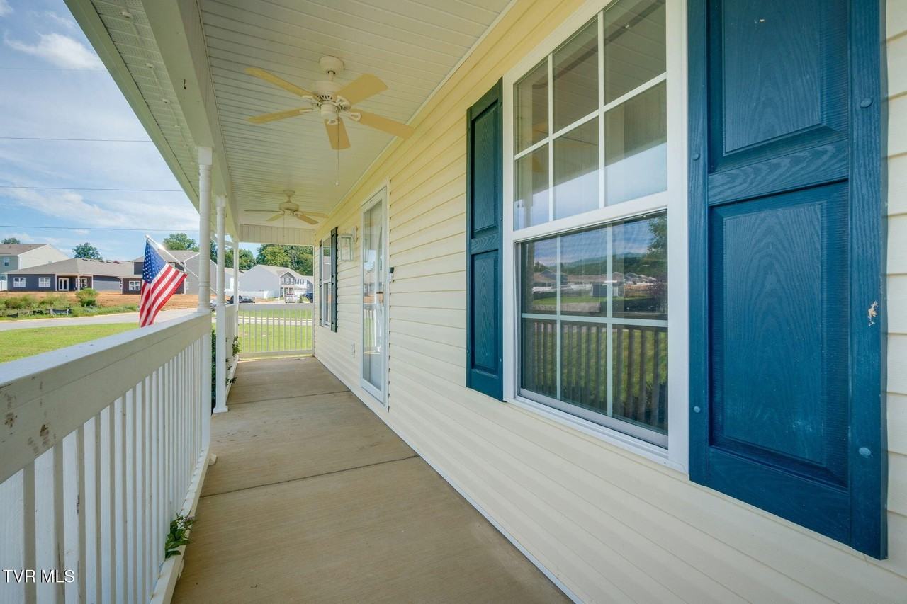2201 Fox Meadows Cir - Photo 4 of 32