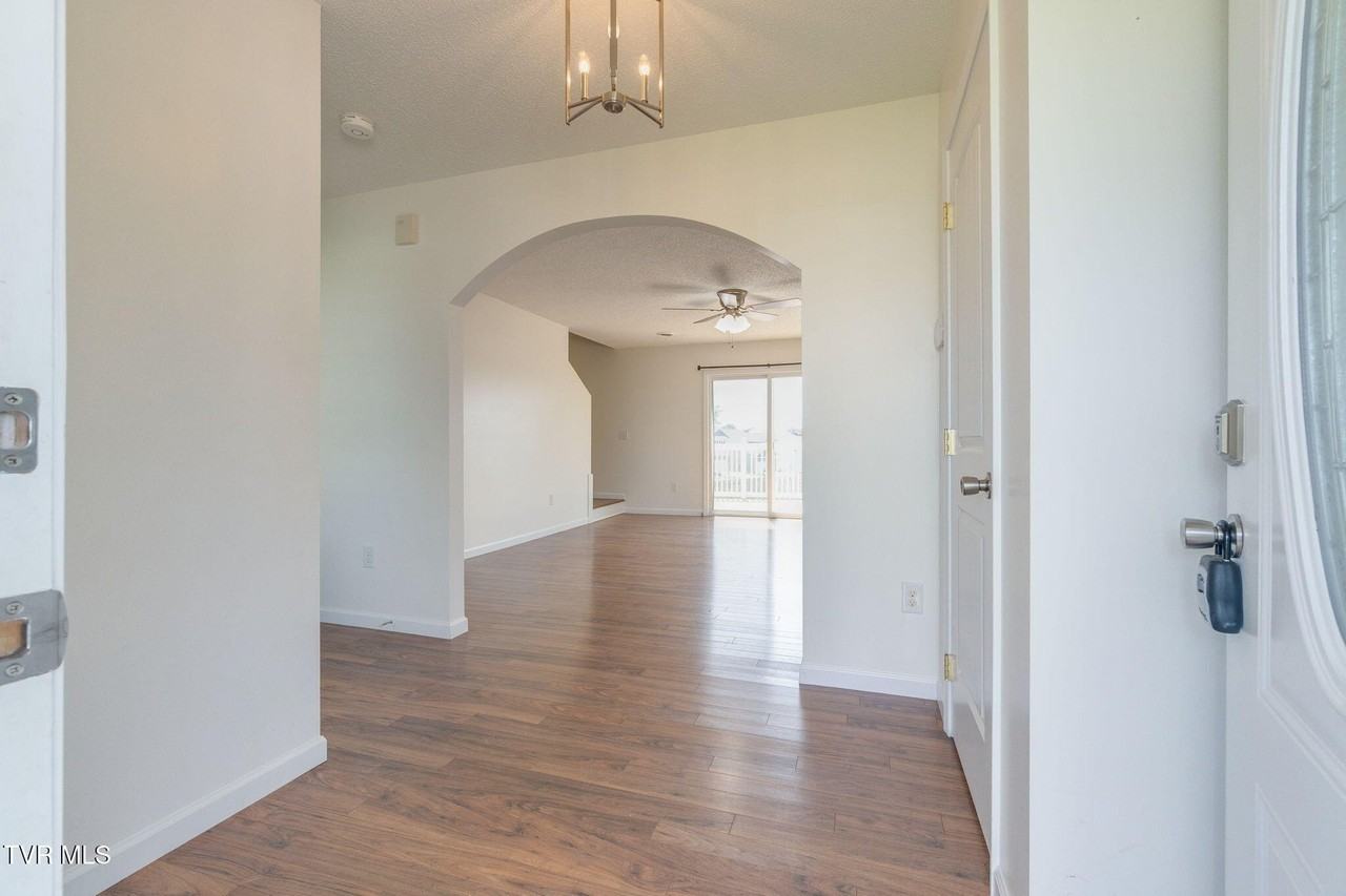 2201 Fox Meadows Cir - Photo 5 of 32