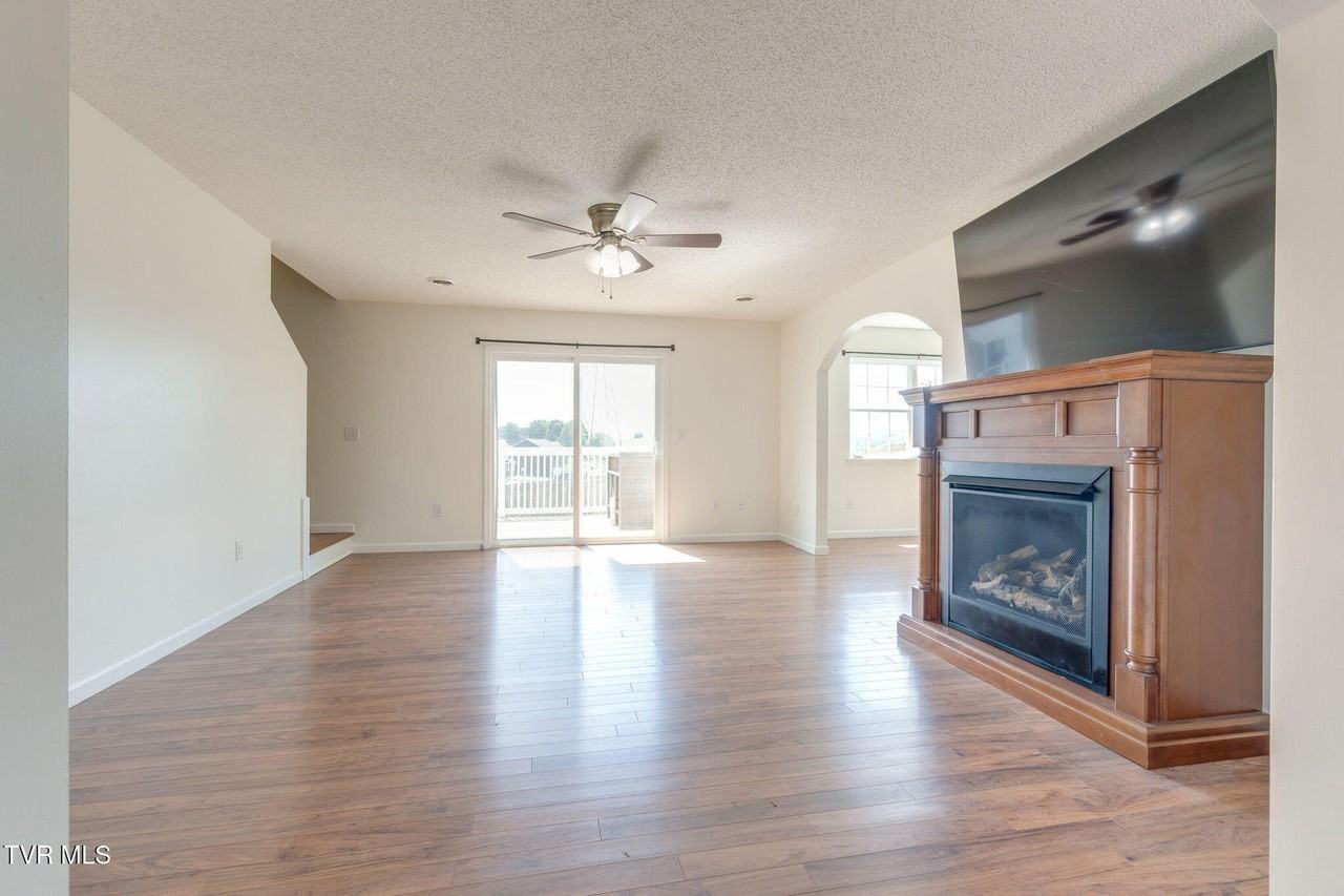 2201 Fox Meadows Cir - Photo 6 of 32