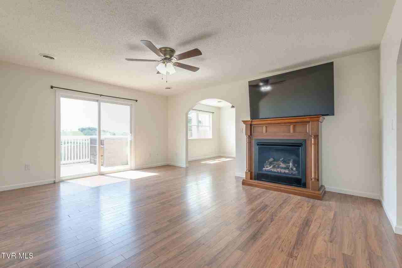 2201 Fox Meadows Cir - Photo 7 of 32