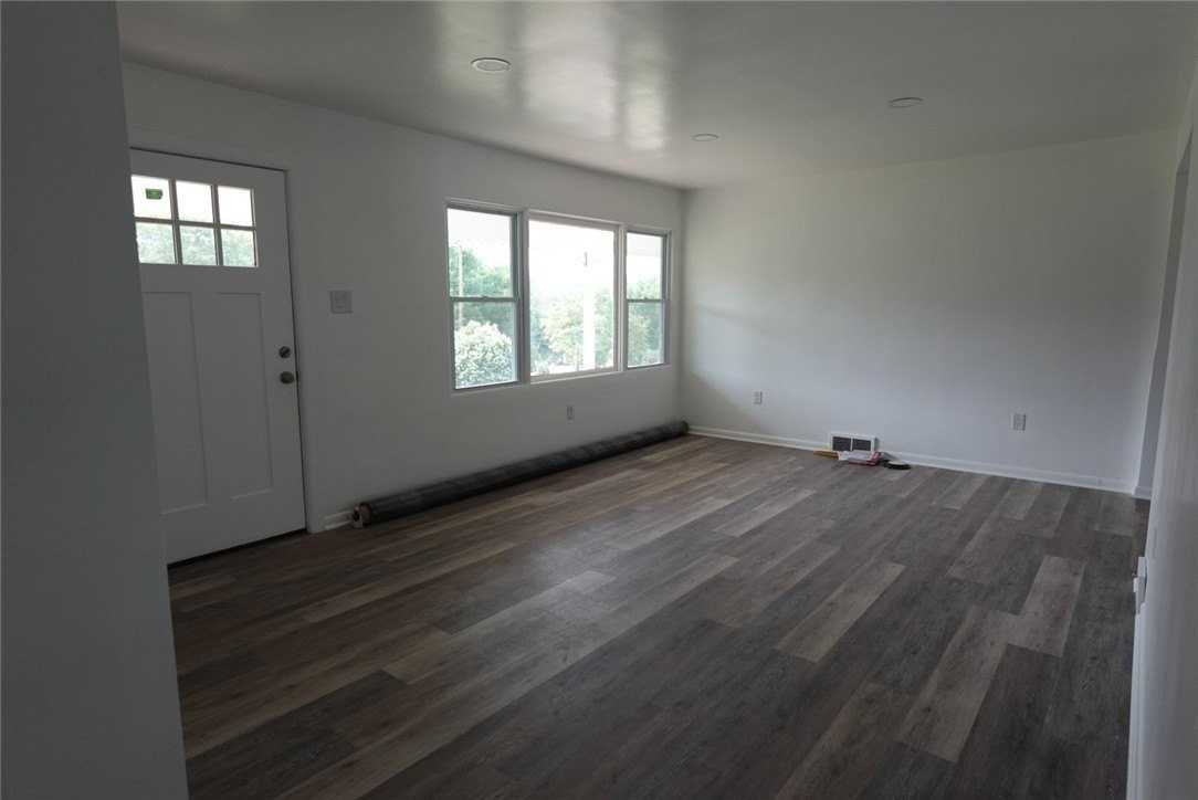 2870 Patterson Dr - Photo 4 of 12