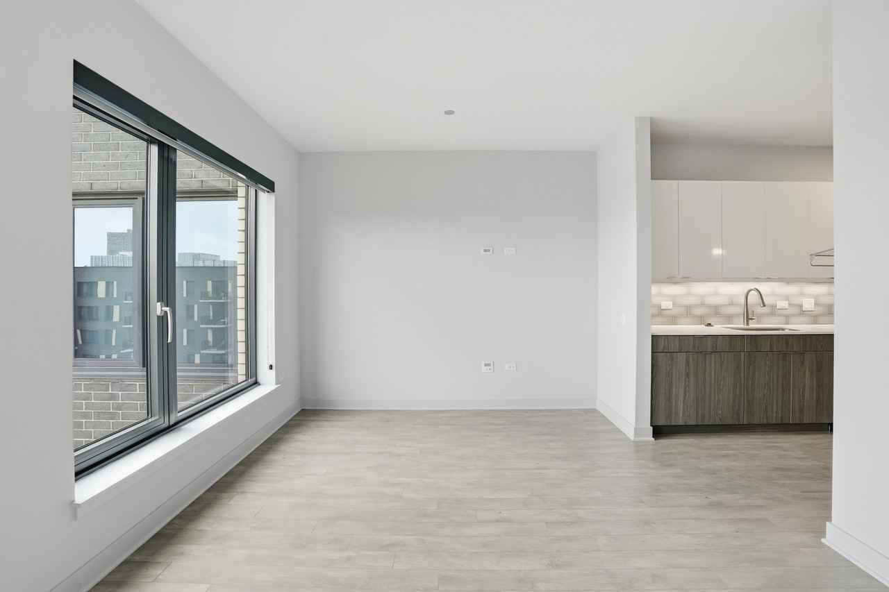 1025 W Addison St - Photo 2 of 50