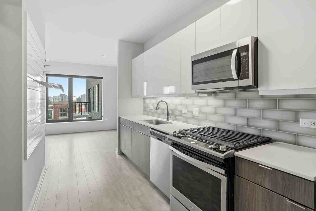 1025 W Addison St - Photo 3 of 50