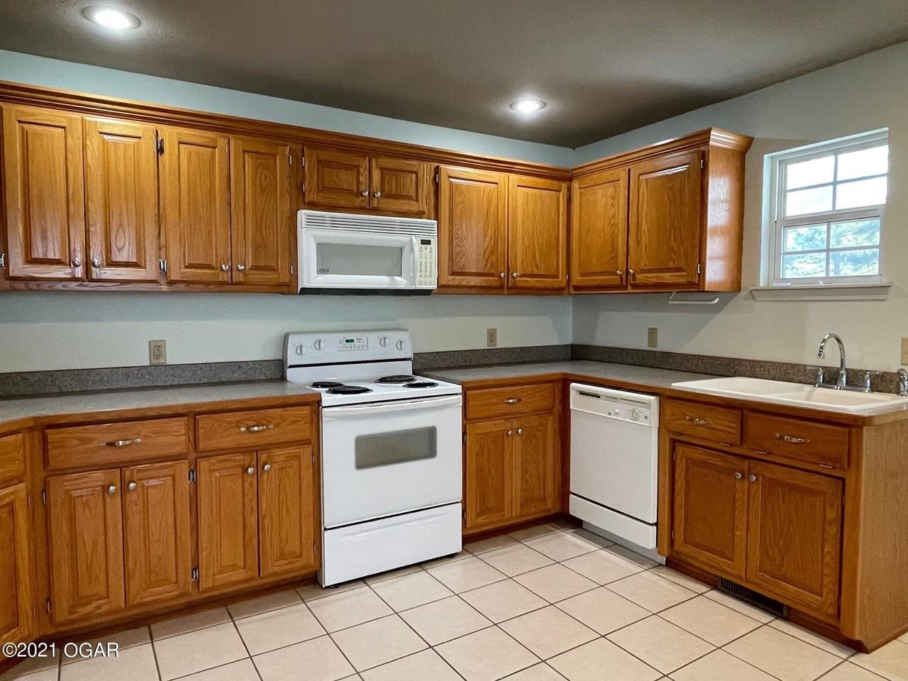 1201 Southgate - Photo 5 of 16