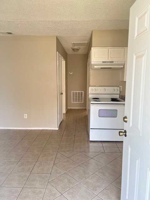 821 W 1st St #2 - Photo 3 of 8