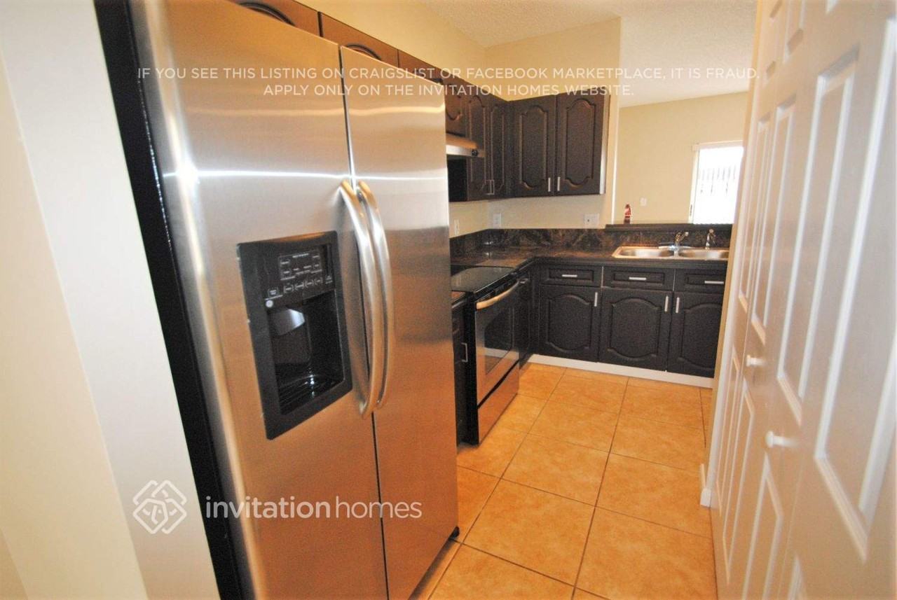 16147 Emerald Cove Rd - Photo 3 of 7