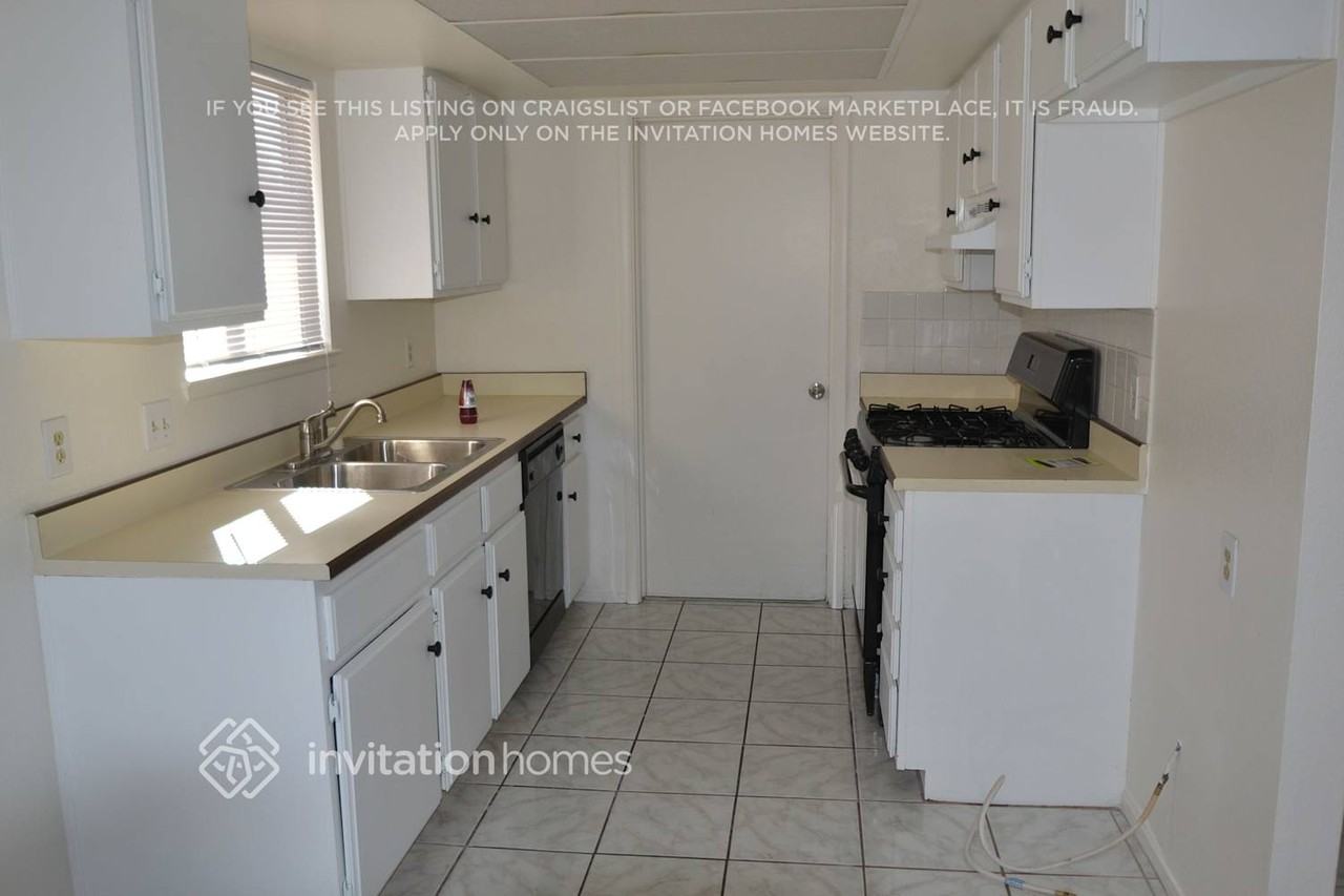 439 Bell Ave - Photo 3 of 11