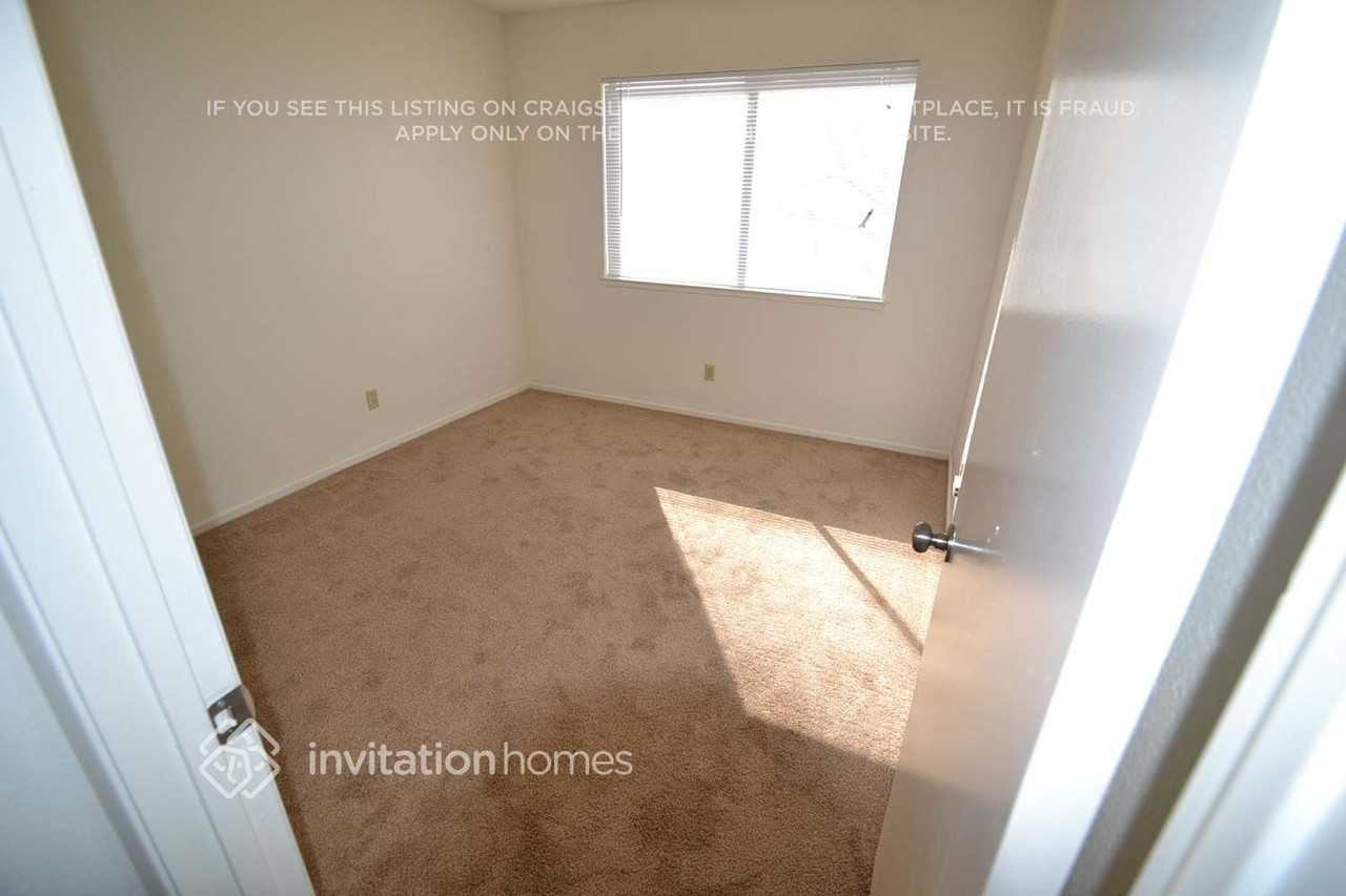 439 Bell Ave - Photo 7 of 11
