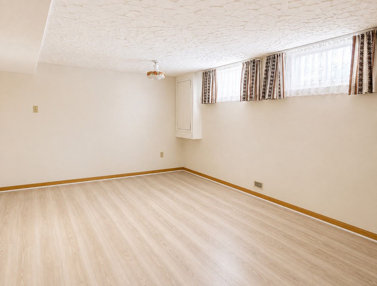 12 Lockmere Terrace - Photo 4 of 14