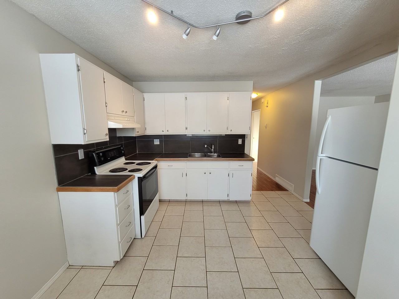 203 Campion Crescent - Photo 4 of 15