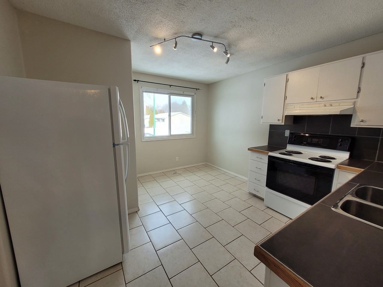 203 Campion Crescent - Photo 5 of 15