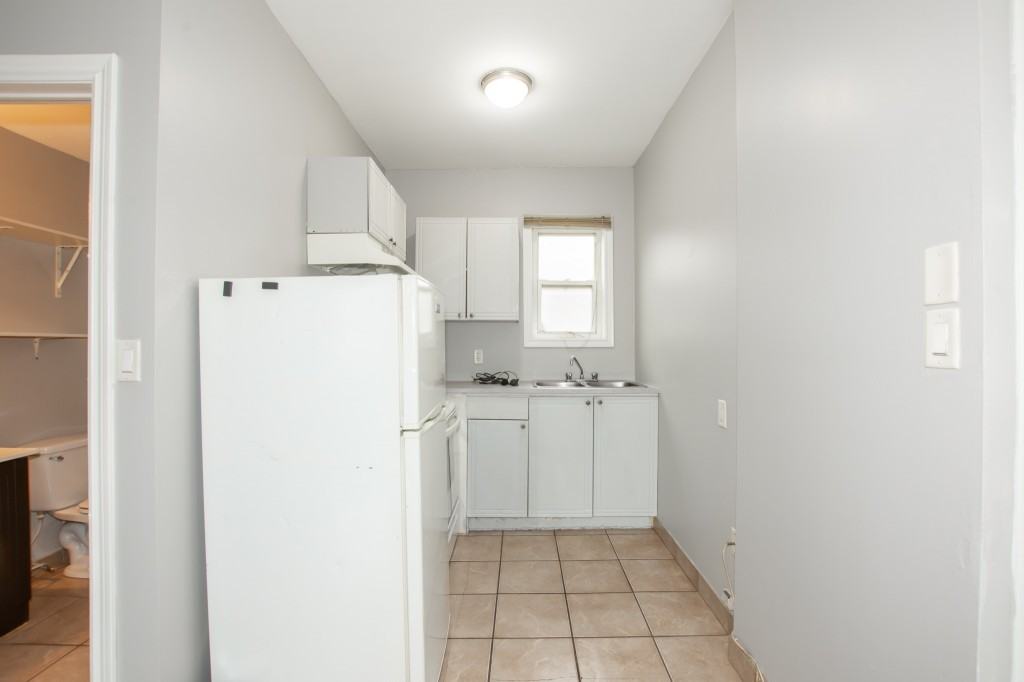 241 Gibson Ave - Photo 5 of 11