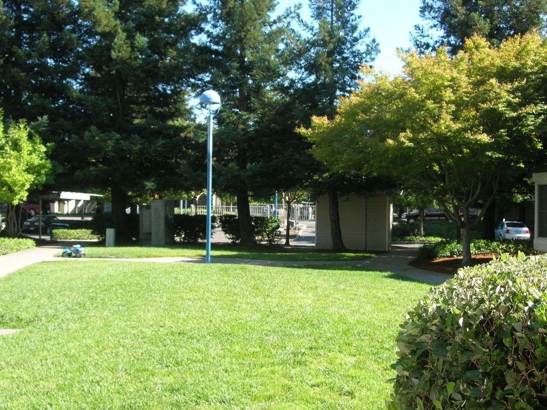 Lazzini Ave Apt D #1920D - Photo 3 of 9