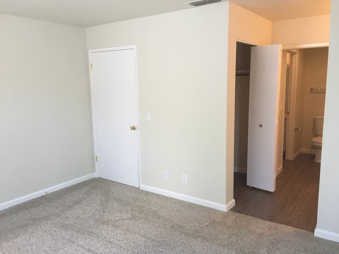 Lazzini Ave Apt D #1920D - Photo 7 of 9