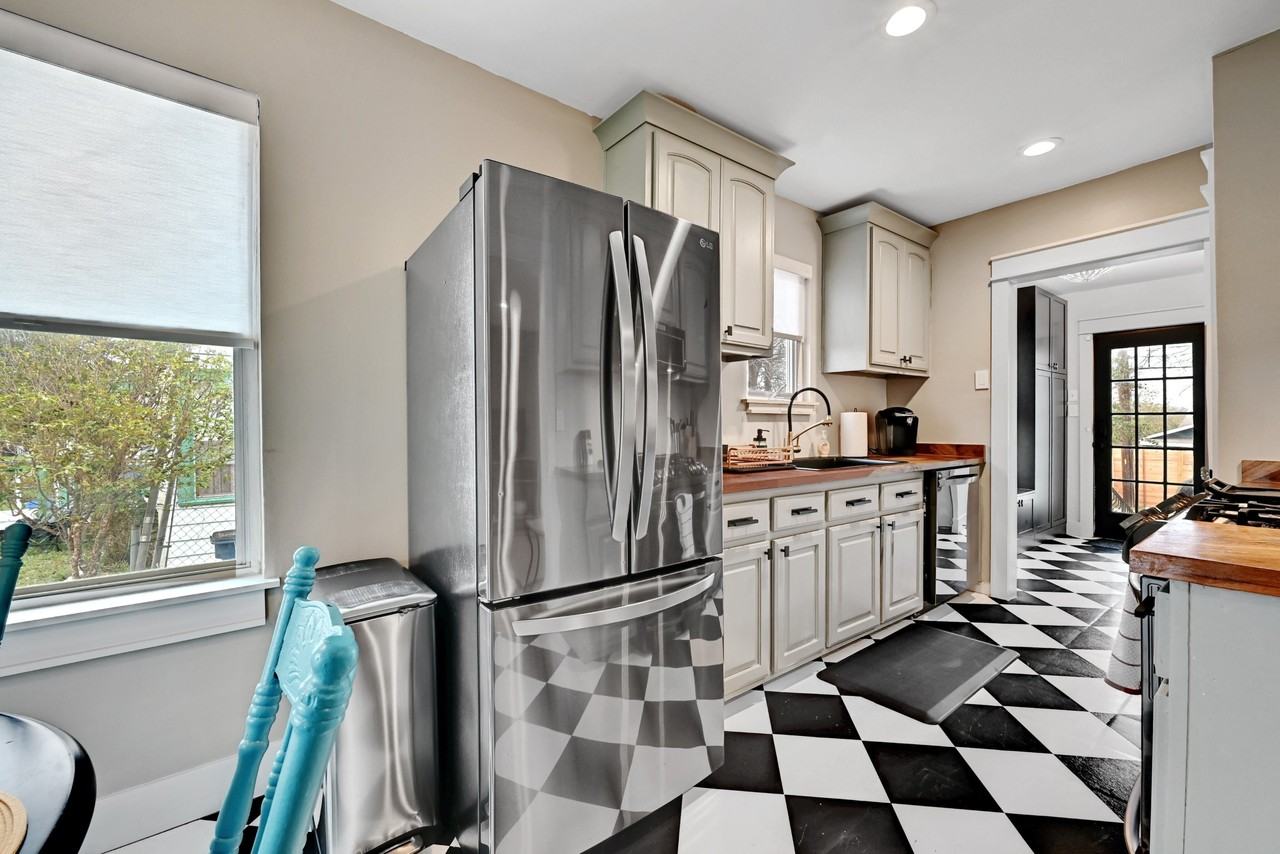 2952 Higgins St - Photo 4 of 35