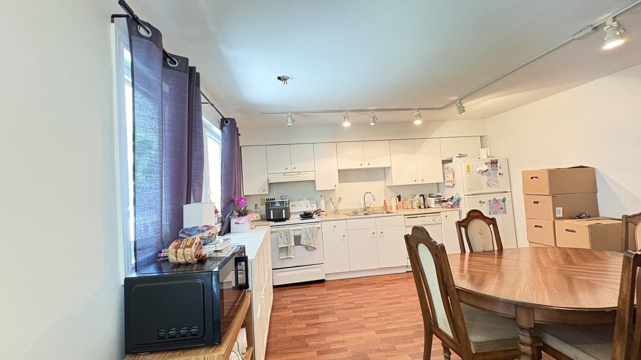 110 Wilson St W - Photo 4 of 33